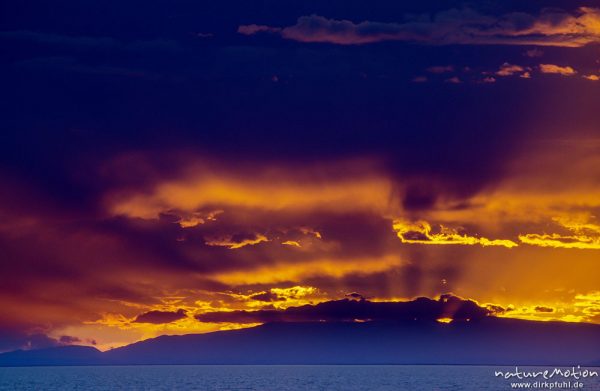 orange angestrahlte Wolken, Sonneuntergang über dem Char-Us-Nuur-See, Mongol Els, Mongolei